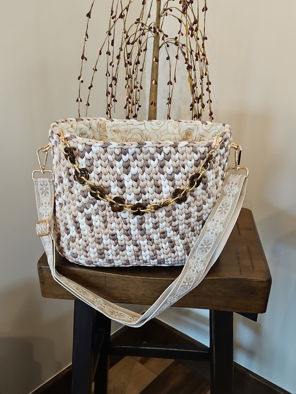 Woven Beige & Cream Women’s Shoulder Bag with Gold Chain
